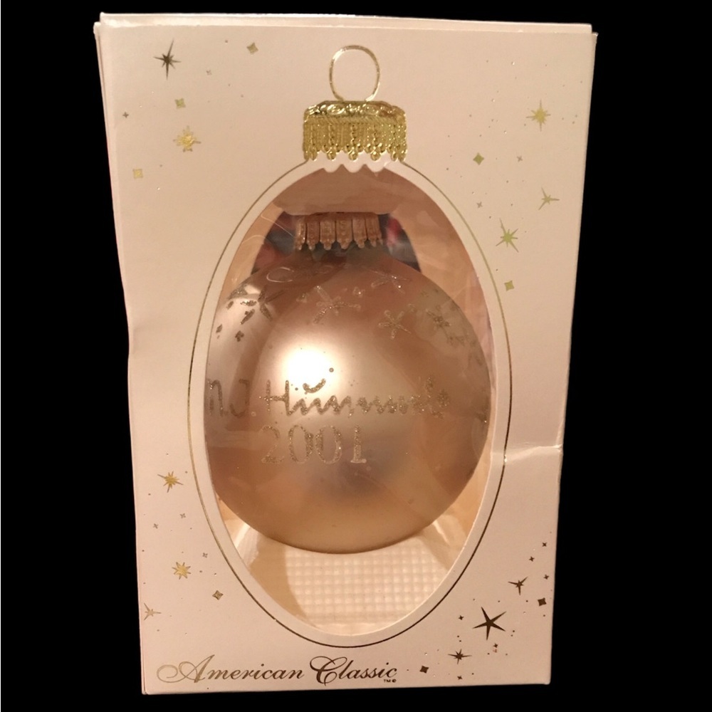 M.I. Hummel Glass Ornament 2001 - Picture 3 of 6